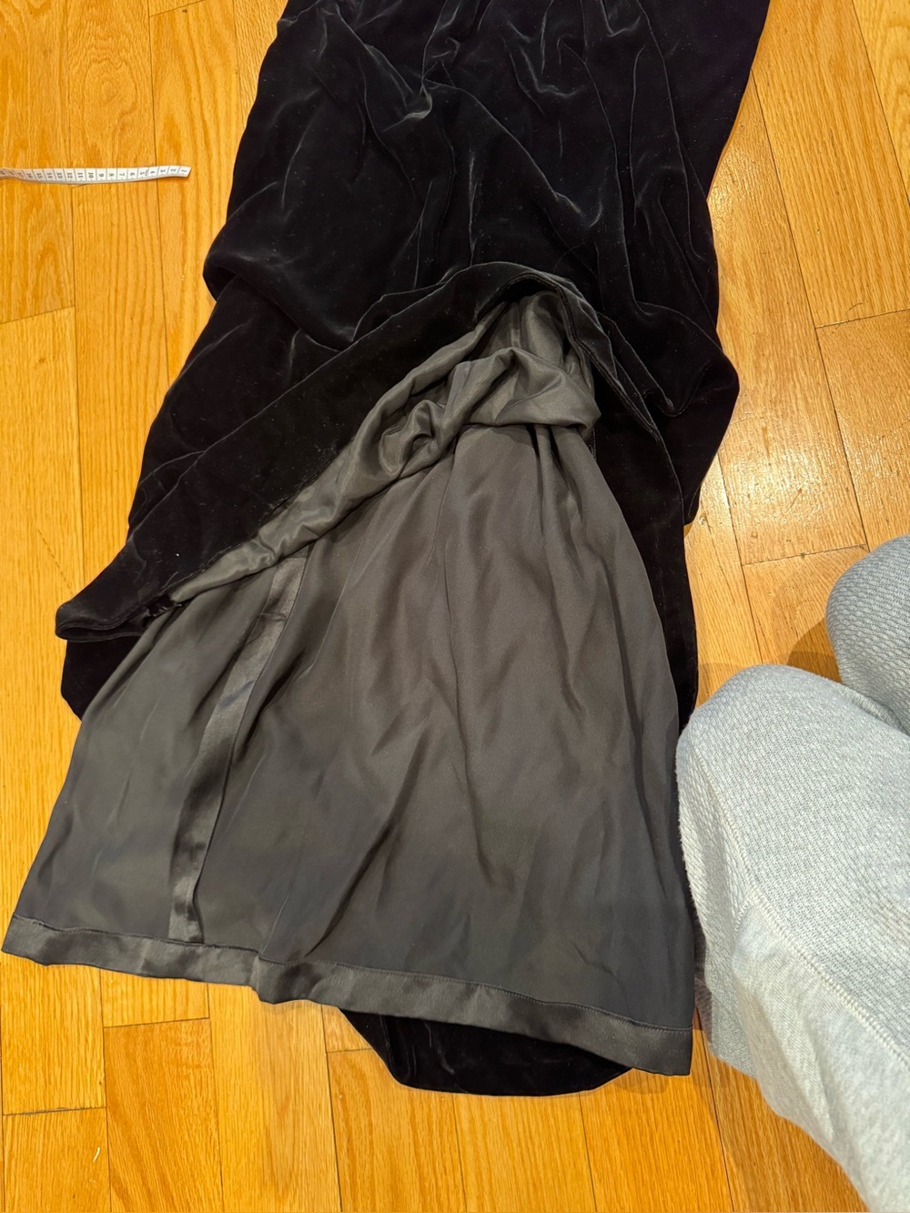Vintage 1980s Oscar de la Renta ILGWU Union Made Black Velvet Evening Gown - Picture 13 of 16